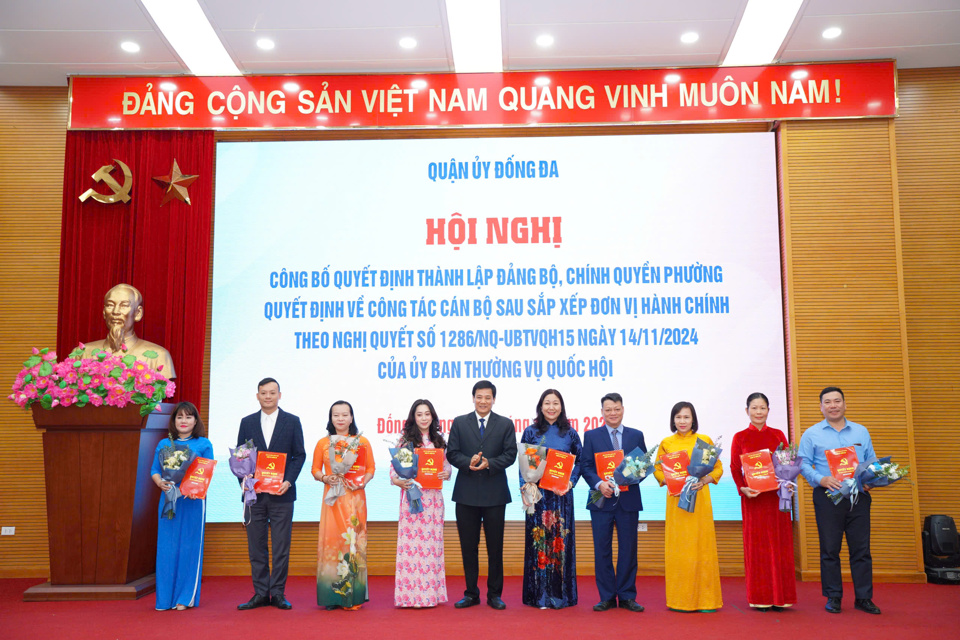 Ph&oacute; B&iacute; thư Thường trực Quận uỷ Đống Đa Nguyễn Anh Cường trao quyết định cho c&aacute;c Ph&oacute; B&iacute; thư Đảng uỷ c&aacute;c phường.