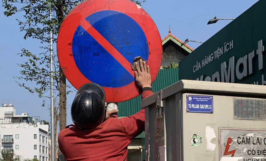 Cán bộ, Nhân dân phường Quảng An chung tay làm sạch môi trường - Ảnh 1