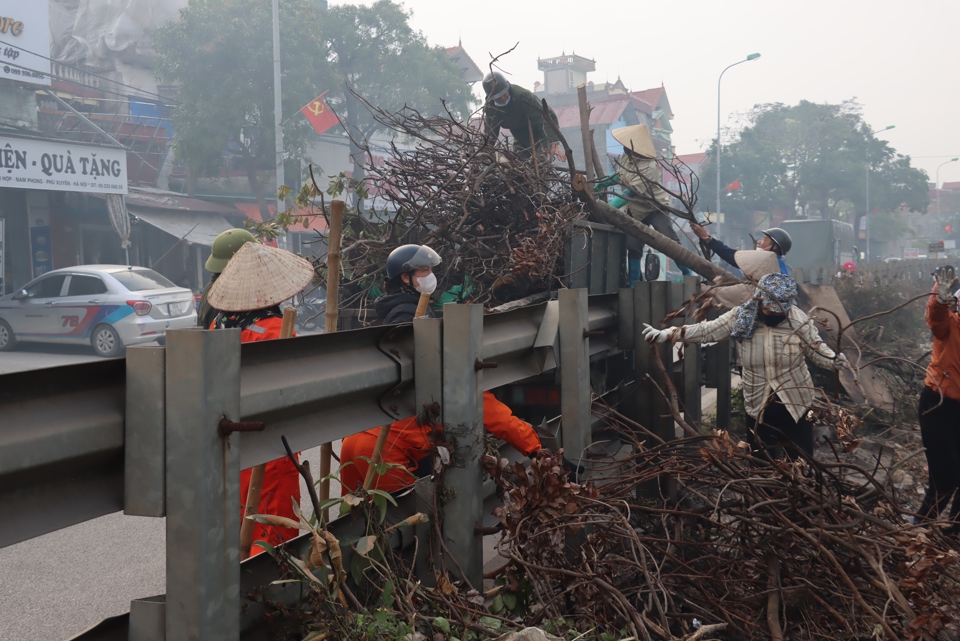 Rất nhiều đống r&aacute;c thải đ&atilde; được c&aacute;n bộ v&agrave; Nh&acirc;n d&acirc;n huyện Ph&uacute; Xuy&ecirc;n thu gom, vận chuyển đi xử l&yacute; trong ng&agrave;y 28/12