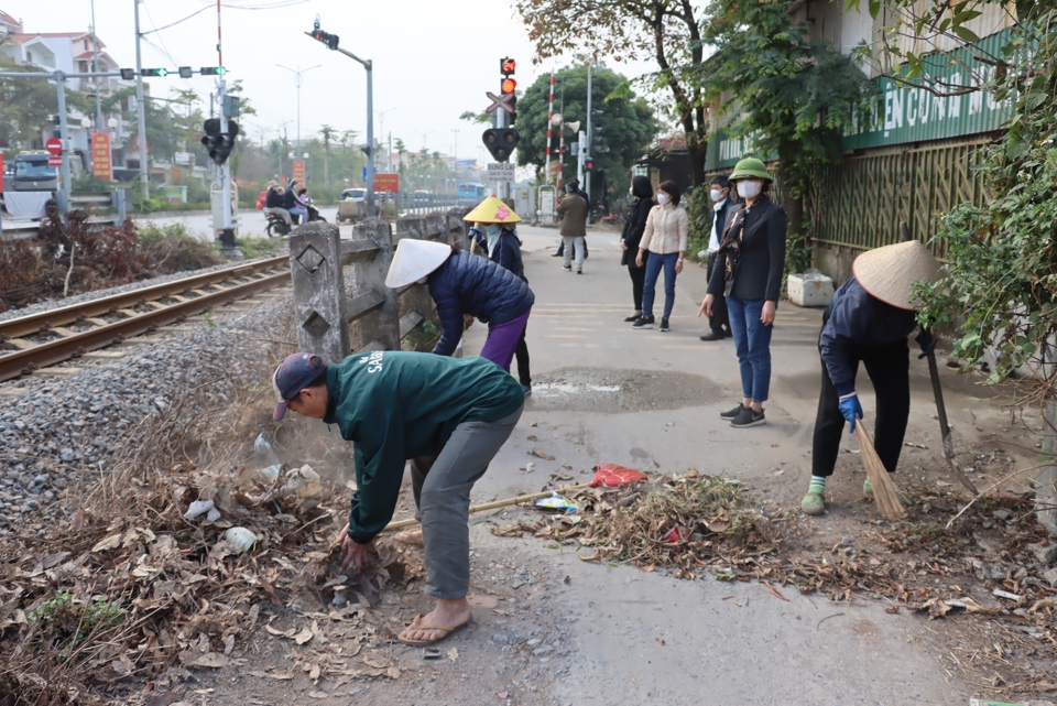 Đường gom ven đường sắt gần QL 1A cũng được c&aacute;n, bộ v&agrave; Nh&acirc;n d&acirc;n Ph&uacute; Xuy&ecirc;n ra qu&acirc;n tổng vệ sinh m&ocirc;i trường