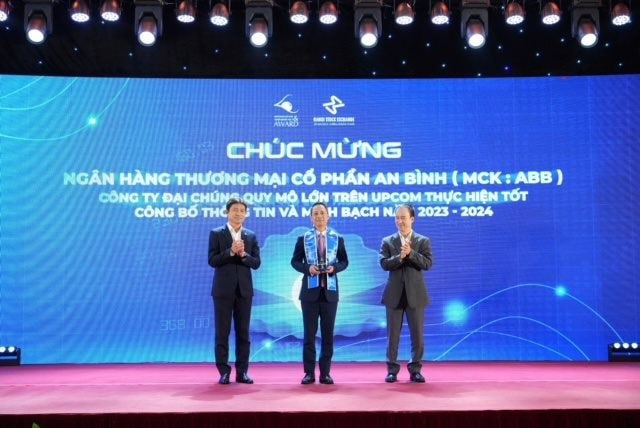 &Ocirc;ng Lại Tất H&agrave; &ndash; Ph&oacute; Tổng Gi&aacute;m đốc ABBANK nhận giải thưởng tại hội nghị