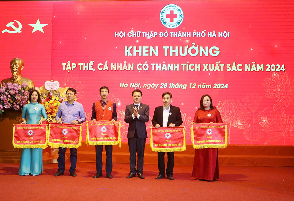 &nbsp;Hội CTĐ TP H&agrave; Nội trao tặng cờ thi đua 5 đơn vị c&oacute; th&agrave;nh t&iacute;ch.