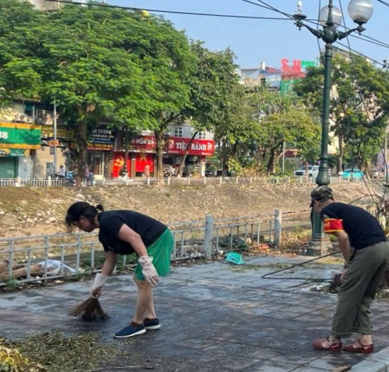 Đoạn h&egrave; đường dọc s&ocirc;ng Kim Ngưu qua phường Vĩnh Tuy (Quận Hai B&agrave; Trưng) thường xuy&ecirc;n được người d&acirc;n chung tay tổng vệ sinh, l&agrave;m sạch đẹp cảnh quan