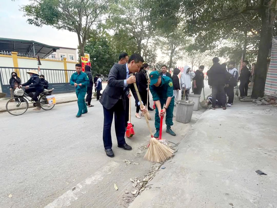 Huyện Quốc Oai đồng loạt ra quân tổng vệ sinh môi trường - Ảnh 1