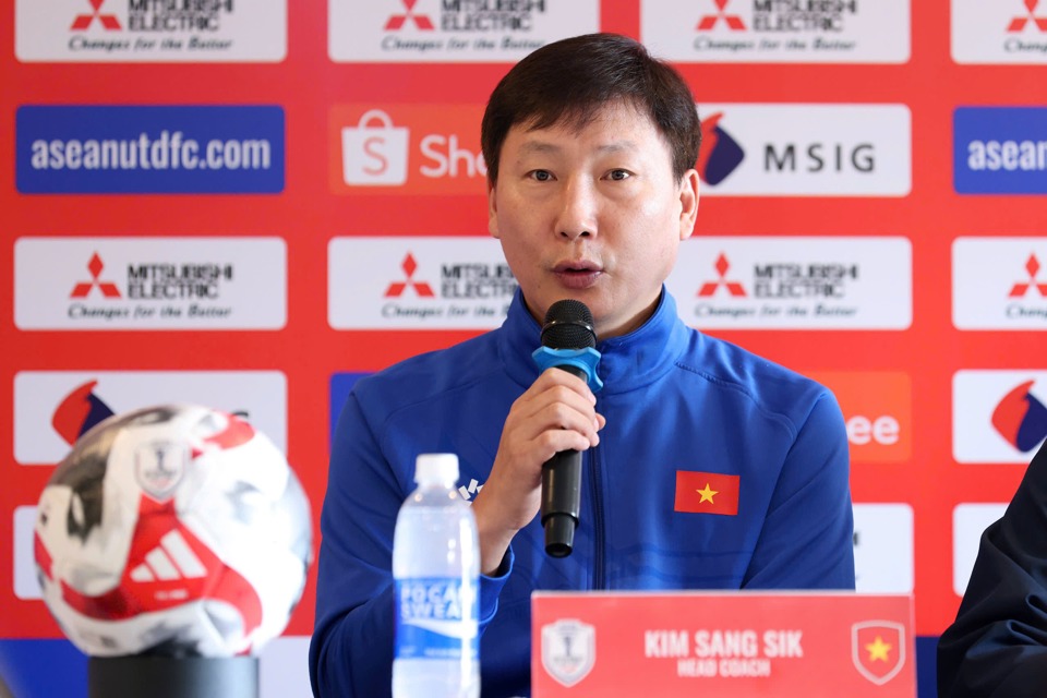 HLV Kim Sang-sik cẩn trọng trước trận đấu lượt về ASEAN Cup 2024. Ảnh: Anh Đức