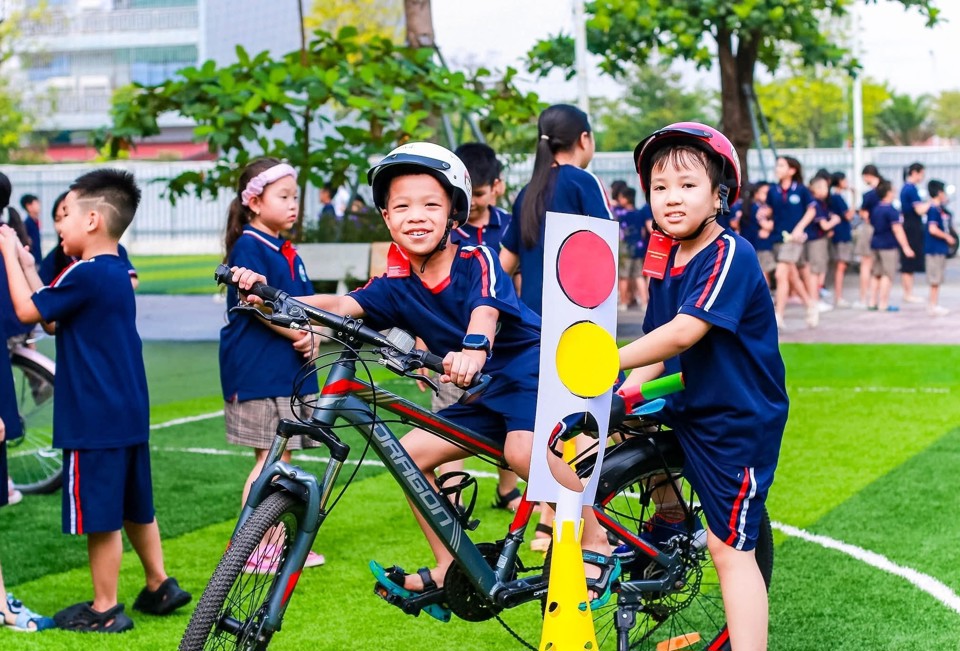 &nbsp;Học sinh Newton c&ugrave;ng nhau trải nghiệm c&aacute;c t&igrave;nh huống giao th&ocirc;ng.