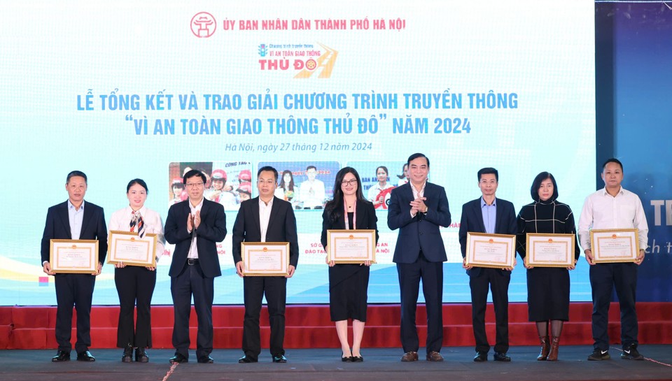 &nbsp;Đại diện Trường THCS &ndash; THPT Newton (giữa) nhận Bằng khen của Chủ tịch UBND TP H&agrave; Nội trao cho nh&agrave; trường.