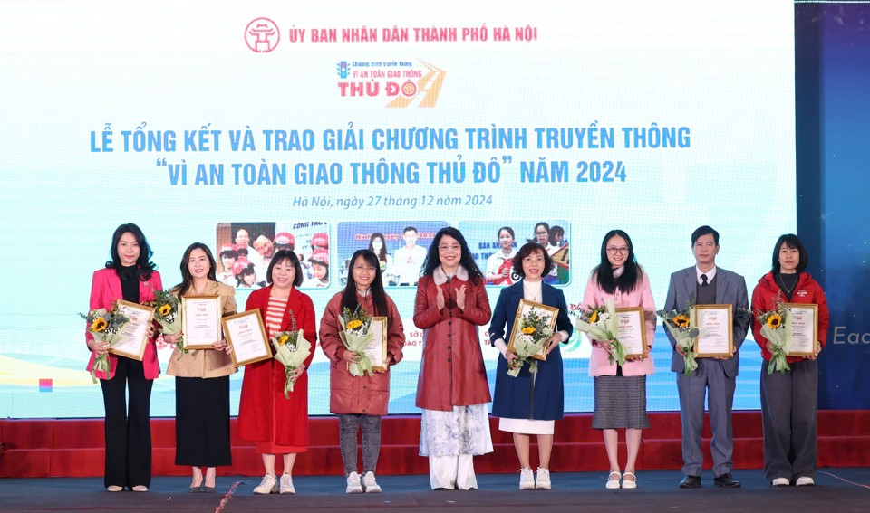 Nh&agrave; gi&aacute;o t&acirc;m huyết s&aacute;ng tạo L&ecirc; Thị B&iacute;ch Dung, Ph&oacute; Chủ tịch HĐQT, nh&agrave; đồng s&aacute;ng lập Hệ thống Trường l&ecirc;n cấp Newton trao giải thưởng cho c&aacute;c đơn vị tại lễ tổng kết chương tr&igrave;nh.