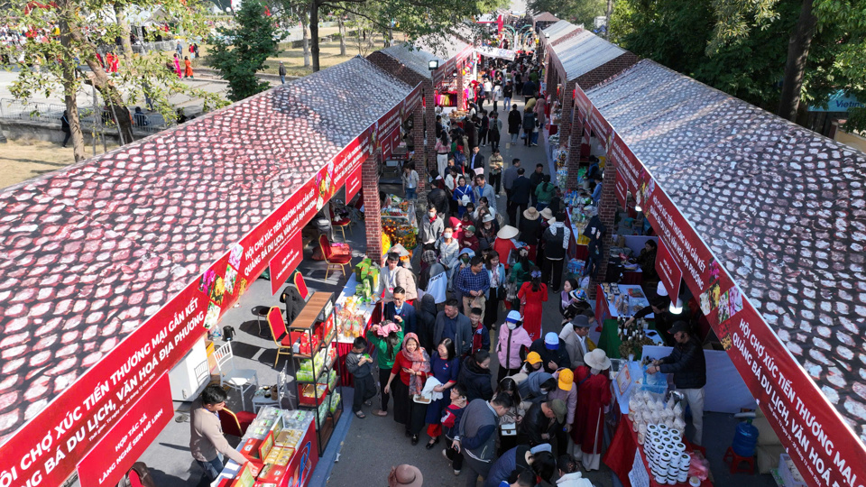 Trong khu&ocirc;n khổ Festival, UBND huyện M&ecirc; Linh phối hợp với Trung t&acirc;m Đầu tư, x&uacute;c tiến thương mại, du lịch TP H&agrave; Nội tổ chức "Hội chợ x&uacute;c tiến thương mại với hơn 100 gian h&agrave;ng trưng b&agrave;y.