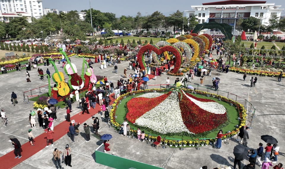 Tại Festival, c&aacute;c nghệ nh&acirc;n đ&atilde; sắp đặt, thiết kế theo từng chủ đề với 10 modun ch&iacute;nh, 8 tiểu cảnh được trang tr&iacute; từ c&aacute;c loại hoa của ch&iacute;nh mảnh đất M&ecirc; Linh.