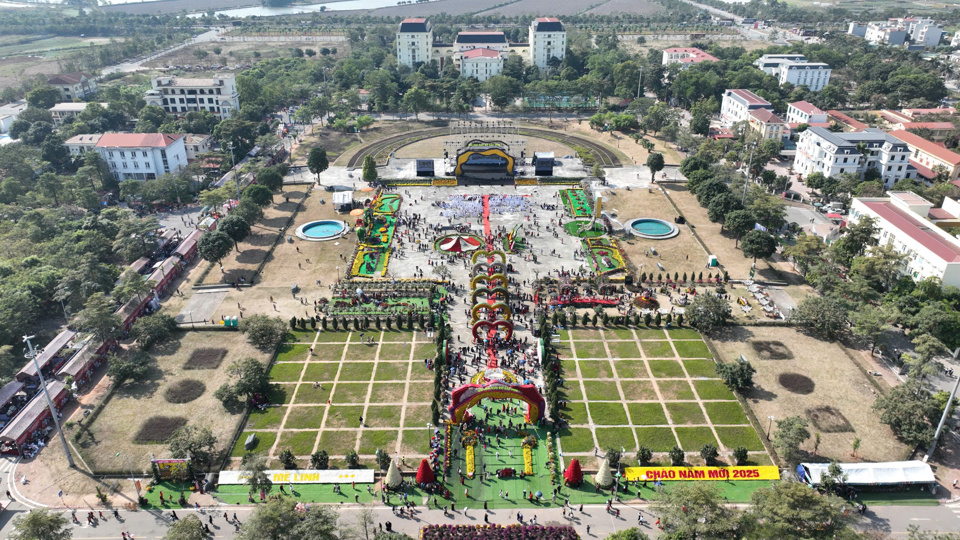 Festival hoa M&ecirc; Linh lần thứ 2 - năm 2024 được tổ chức tại quảng trường khu trung t&acirc;m h&agrave;nh ch&iacute;nh huyện M&ecirc; Linh.