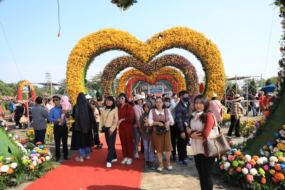 Những ng&agrave;y qua, quảng trường trung t&acirc;m h&agrave;nh ch&iacute;nh huyện M&ecirc; Linh đ&atilde; trở th&agrave;nh điểm hẹn của h&agrave;ng vạn du kh&aacute;ch.