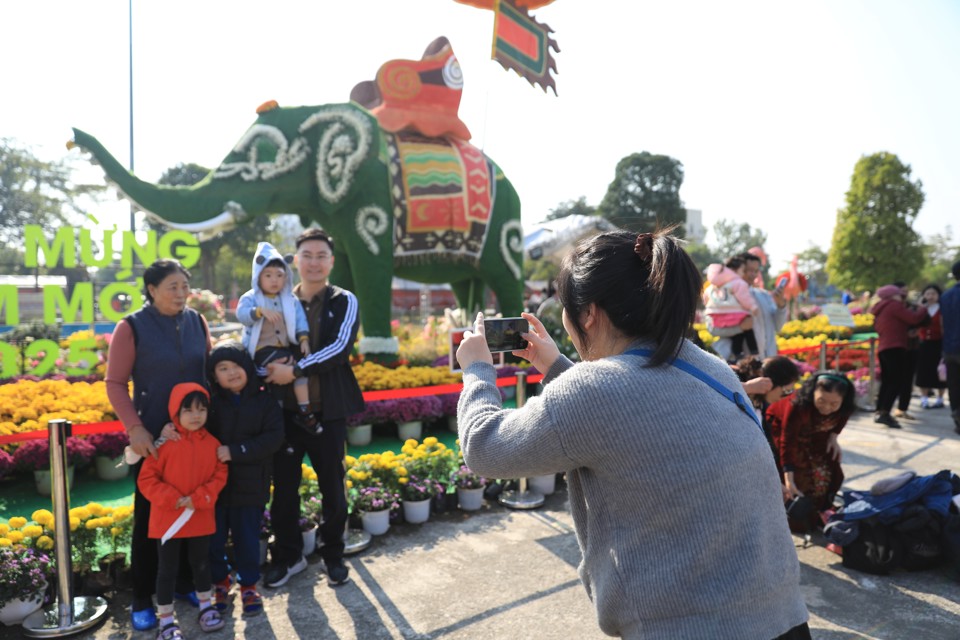 Nhiều gia đ&igrave;nh lựa chọn tới Festival hoa M&ecirc; Linh tham quan v&agrave; vui chơi trong dịp cuối tuần.