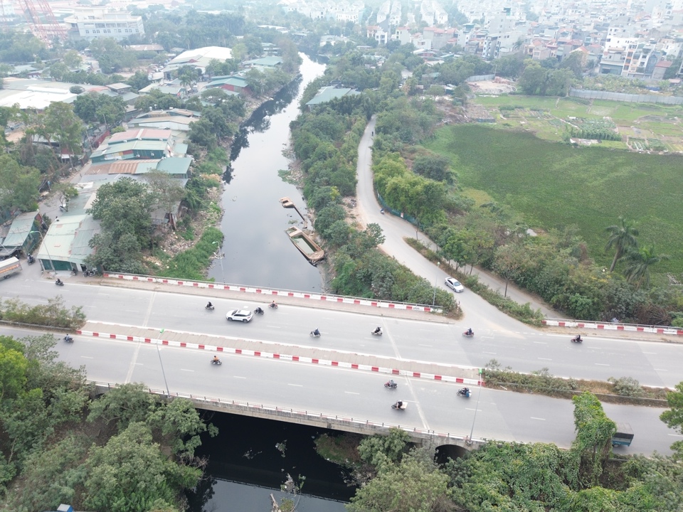 S&ocirc;ng Nhuệ đang bị "bức tử" gh&ecirc; gớm v&agrave; &ocirc; nhiễm nặng nề (ảnh chụp s&ocirc;ng Nhuệ đoạn qua địa phận quận Nam Từ Li&ecirc;m, H&agrave; Nội v&agrave;o cuối th&aacute;ng 12/2024).