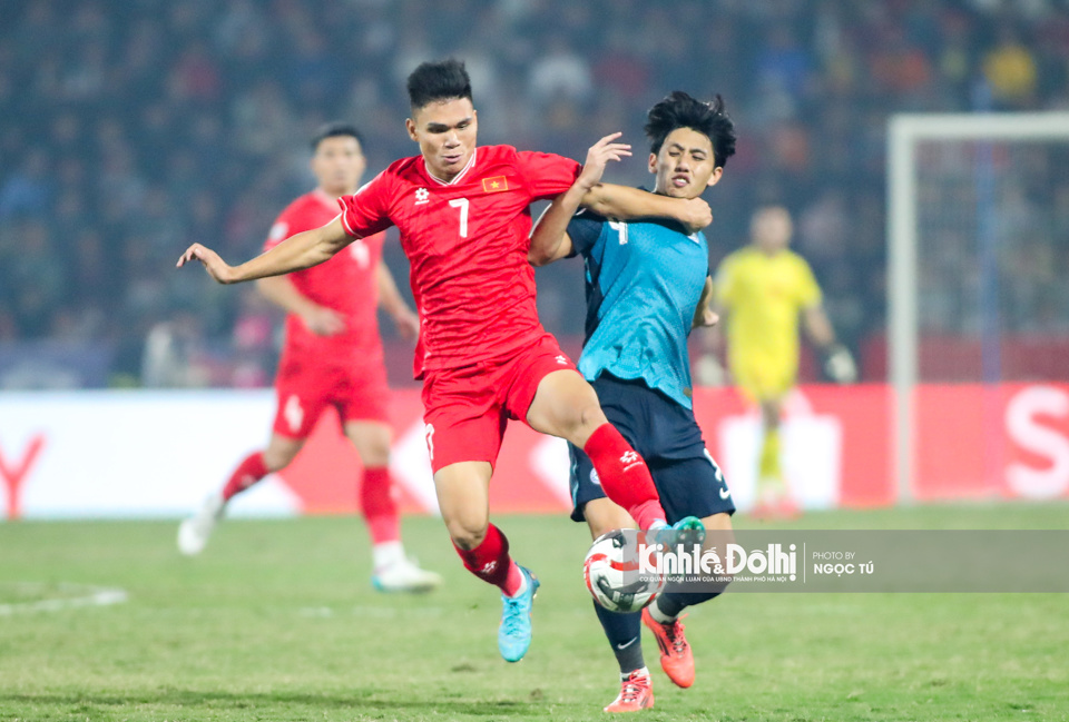 Sau chiến thắng 2-0 ở lượt đi, tuyển Việt Nam nắm lợi thế khi tiếp đ&oacute;n đối thủ. C&ugrave;ng với lợi thế s&acirc;n nh&agrave;, đo&agrave;n qu&acirc;n của HLV Kim Sang-sik chơi hưng phấn, dồn &eacute;p đối thủ ngay từ những ph&uacute;t đầu ti&ecirc;n.