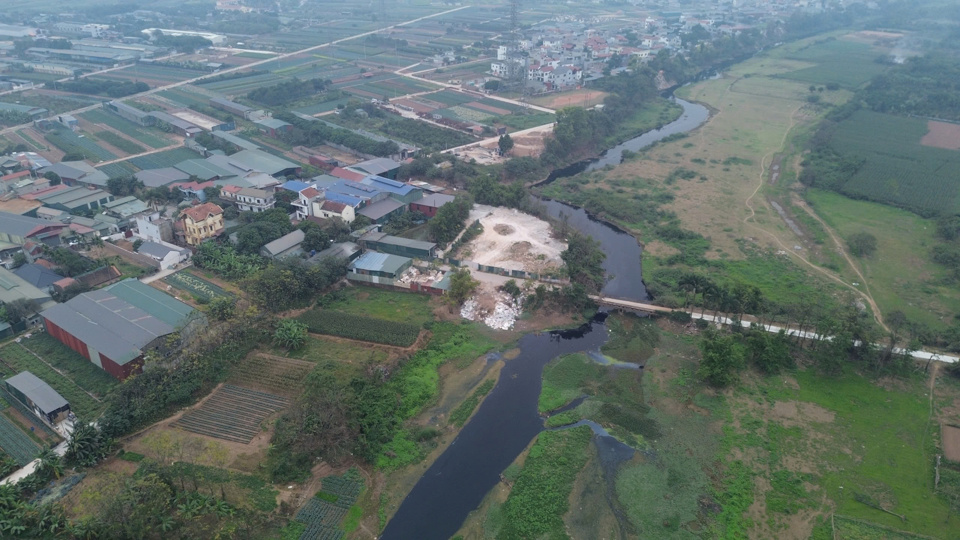 D&ograve;ng s&ocirc;ng Đ&aacute;y giờ đ&acirc;y hiện ra chỉ c&ograve;n l&agrave; d&ograve;ng chảy yếu ớt, lay lắt sống trong trạng th&aacute;i &ocirc; nhiễm nặng v&agrave; bị "bức tử" nặng nề (ảnh chụp s&ocirc;ng Đ&aacute;y, đoạn chảy qua địa phận x&atilde; V&acirc;n C&ocirc;n, huyện Ho&agrave;i Đức, H&agrave; Nội v&agrave;o cuối th&aacute;ng 12/2024).