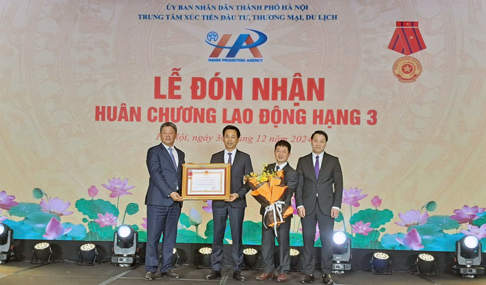 HPA vinh dự đ&oacute;n nhận Hu&acirc;n chương Lao động hạng 3. Ảnh: Ho&agrave;i Nam