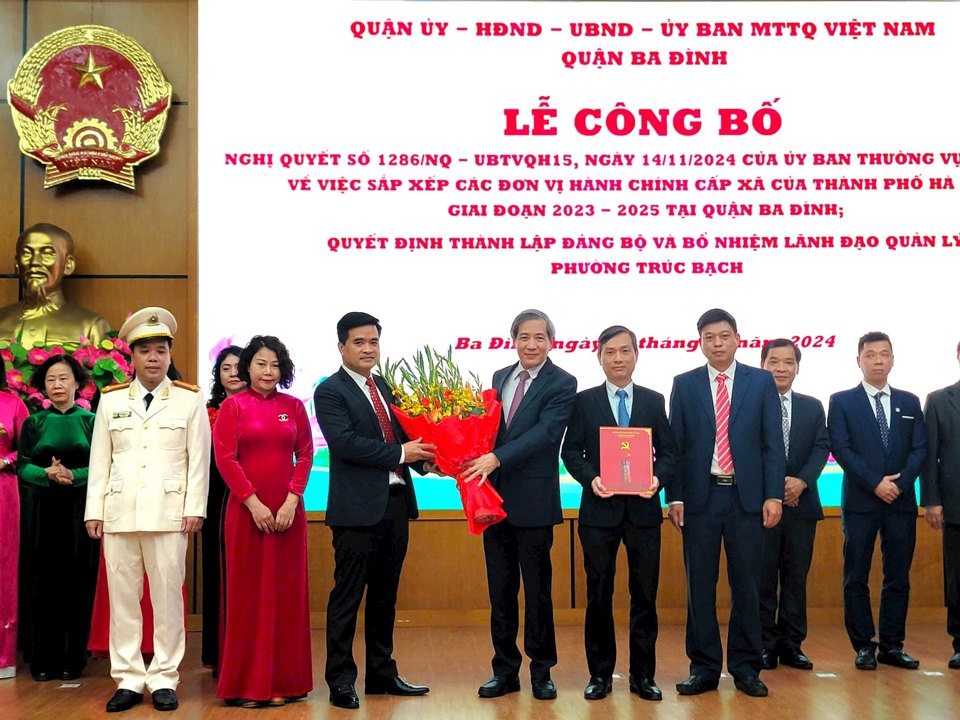 B&iacute; thư Quận ủy Ba Đ&igrave;nh Ho&agrave;ng Minh Dũng Tiến trao quyết định cho Ban Chấp h&agrave;nh Đảng bộ phường Tr&uacute;c Bạch (mới).&nbsp;