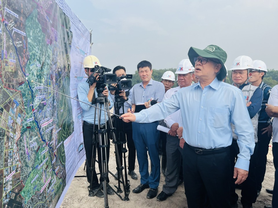 B&iacute; thư Tỉnh ủy Nguyễn Văn Lợi&nbsp;khảo s&aacute;t&nbsp;tiến độ dự &aacute;n cao tốc TP Hồ Ch&iacute; Minh - Thủ Dầu Một - Chơn Th&agrave;nh, ng&agrave;y 27/12.