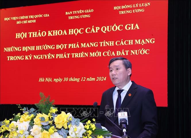 GS.TS L&ecirc; Văn Lợi, Ph&oacute; Gi&aacute;m đốc Học viện Ch&iacute;nh trị quốc gia Hồ Ch&iacute; Minh ph&aacute;t biểu khai mạc v&agrave; đề dẫn Hội thảo. Ảnh: Văn Điệp/TTXVN