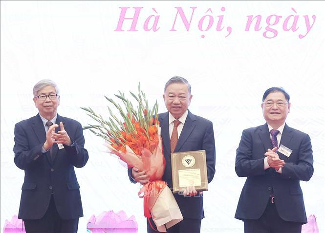 Li&ecirc;n hiệp c&aacute;c Hội Khoa học v&agrave; Kỹ thuật Việt Nam tặng hoa v&agrave; biểu trưng cho Gi&aacute;o sư, Tiến sỹ T&ocirc; L&acirc;m, Tổng B&iacute; thư Ban chấp h&agrave;nh Trung ương Đảng Cộng sản Việt Nam. Ảnh: Thống Nhất/TTXVN