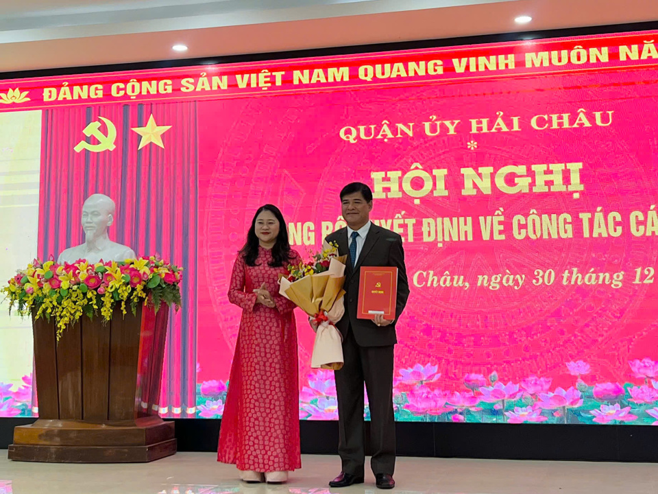 B&agrave; Cao Thị Huyền Tr&acirc;n, đại diện Ban Thường vụ Quận uỷ trao Quyết định v&agrave; hoa ch&uacute;c mừng cho &ocirc;ng Nguyễn Mạnh Hưng