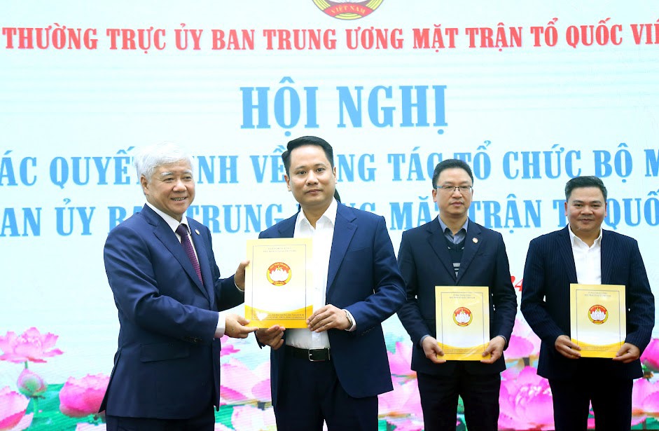 Chủ tịch Ủy ban Trung ương MTTQ Việt Nam Đỗ Văn Chiến trao Quyết định điều động, bổ nhiệm nh&agrave; b&aacute;o Trương Th&agrave;nh Trung