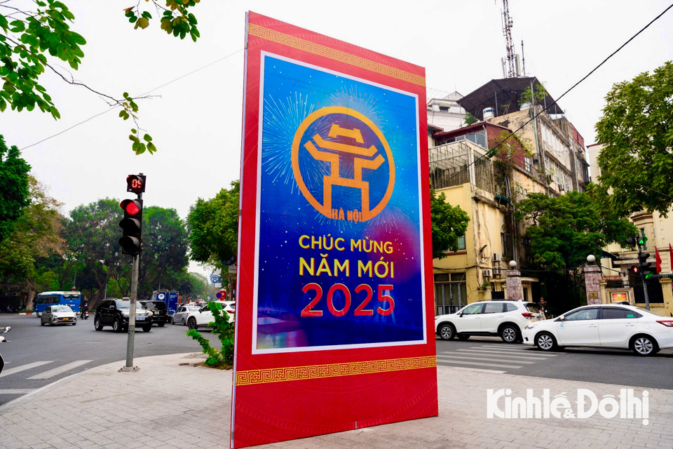 Hà Nội: đường phố trang hoàng rực rỡ chào đón năm mới 2025 - Ảnh 3