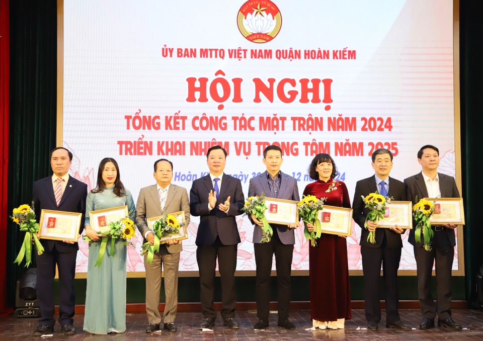 Ph&oacute; Chủ tịch Thường trực Ủy ban MTTQ Việt Nam TP H&agrave; Nội Nguyễn Sỹ Trường trao kỷ niệm chương "V&igrave; sự nghiệp Đại đo&agrave;n kết d&acirc;n tộc" cho 7 c&aacute; nh&acirc;n ti&ecirc;u biểu của quận Ho&agrave;n Kiếm.