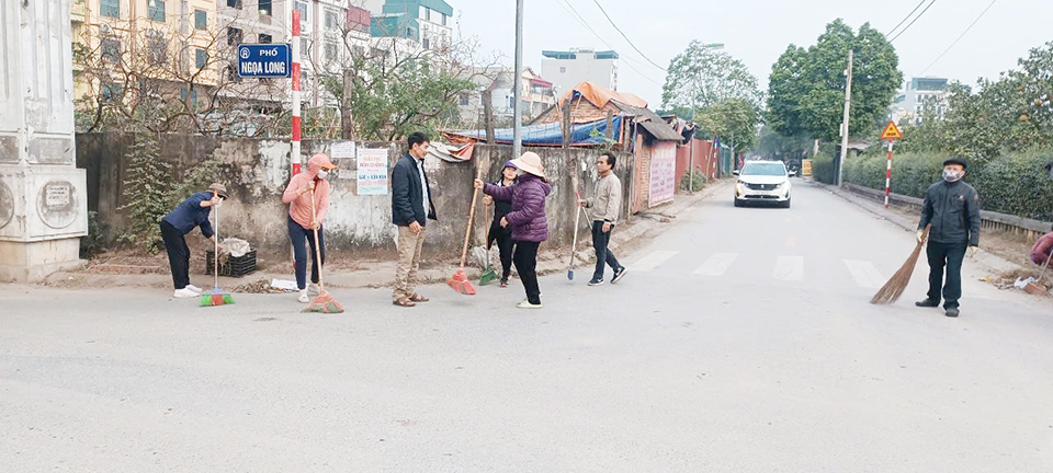 C&aacute;n bộ v&agrave; Nh&acirc;n d&acirc;n phường Minh Khai tổng vệ sinh m&ocirc;i trường.