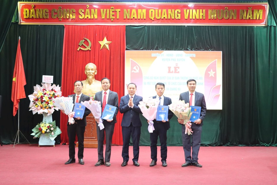 L&atilde;nh đạo huyện Ph&uacute; Xuy&ecirc;n trao quyết đinh v&agrave; tặng hoa ch&uacute;c mừng x&atilde; Quang H&agrave;.