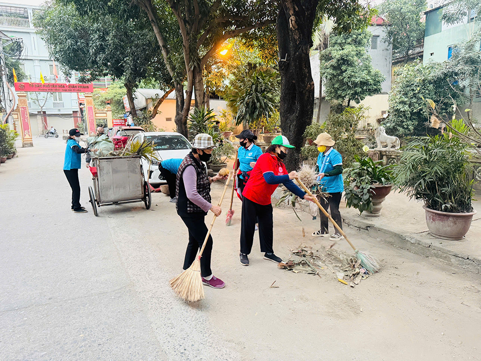 C&aacute;c hội, đo&agrave;n thể v&agrave; Nh&acirc;n d&acirc;n phường Xu&acirc;n Đỉnh tham gia tổng vệ sinh m&ocirc;i trường.