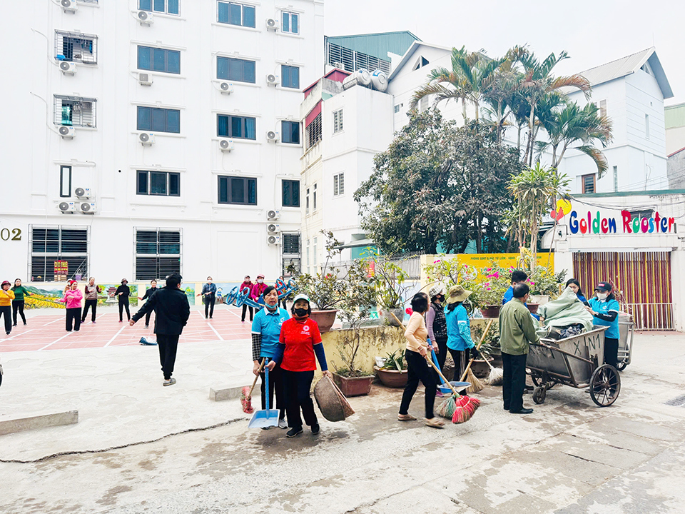 Chiến dịch &ldquo;Ng&agrave;y thứ 7 xanh&rdquo; đ&atilde; thu h&uacute;t hơn 1.000 lượt người d&acirc;n quận Bắc Từ Li&ecirc;m tham gia tổng vệ sinh m&ocirc;i trường.