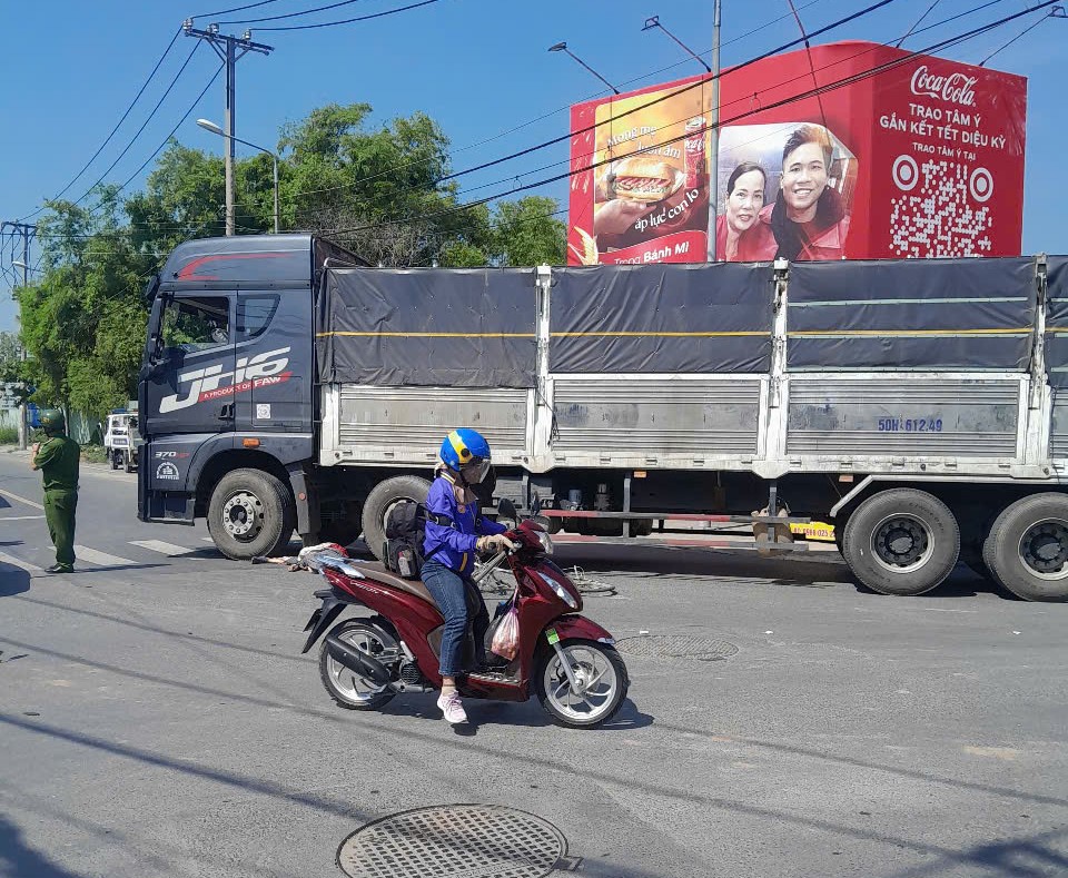 Hiện trường vụ tai nạn tại huyện H&oacute;c M&ocirc;n