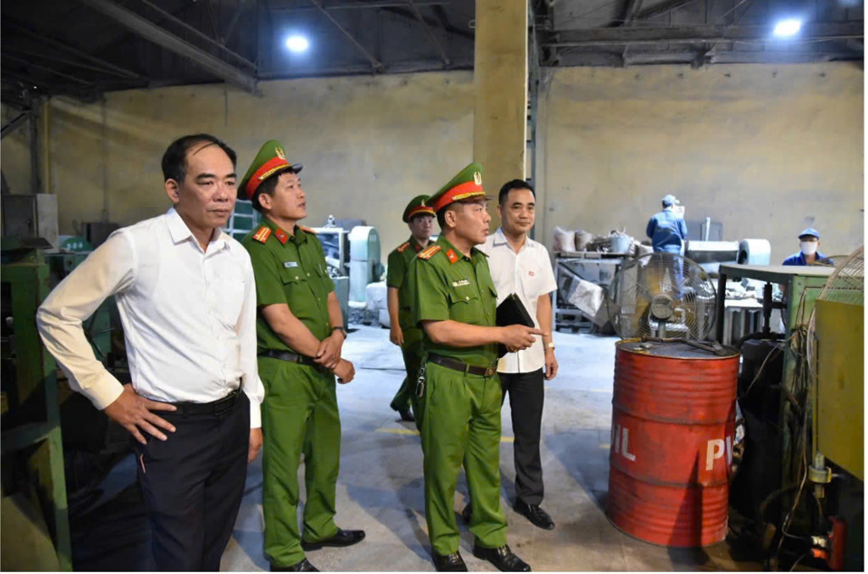 C&ocirc;ng an huyện Thường T&iacute;n kiểm tra, hướng dẫn, tuy&ecirc;n truyền về việc chấp h&agrave;nh c&aacute;c quy định về an to&agrave;n PCCC tại cơ sở.