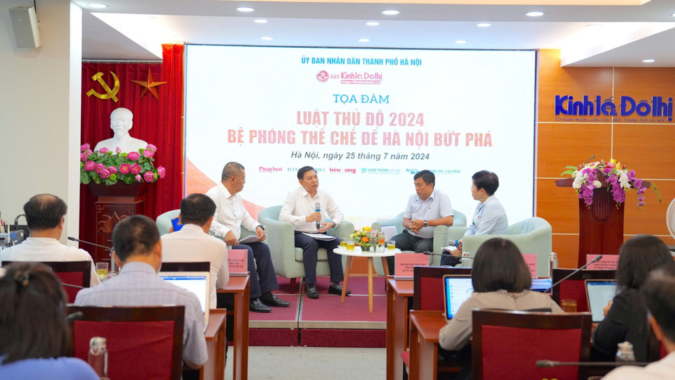 C&aacute;c đại biểu trao đổi tại buổi tọa đ&agrave;m &ldquo;Luật Thủ đ&ocirc; 2024 - bệ ph&oacute;ng thể chế để H&agrave; Nội bứt ph&aacute;&rdquo; do B&aacute;o Kinh tế &amp; Đ&ocirc; thị tổ chức. Ảnh: C&ocirc;ng H&ugrave;ng