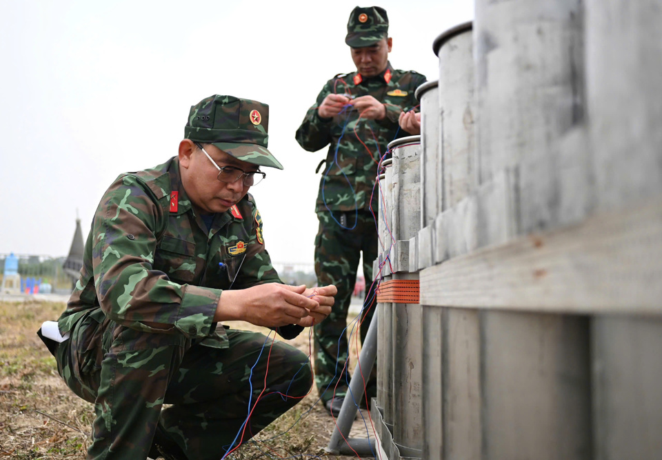 Cận cảnh trận địa pháo hoa chào đón Tết Dương lịch 2025 tại Hà Nội - Ảnh 11