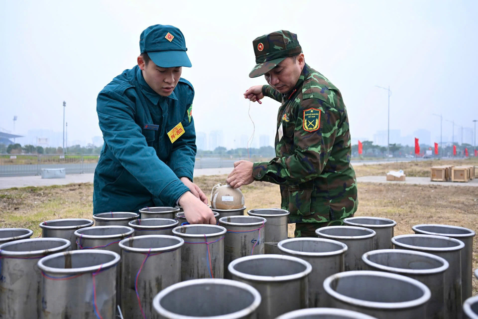 Cận cảnh trận địa pháo hoa chào đón Tết Dương lịch 2025 tại Hà Nội - Ảnh 12