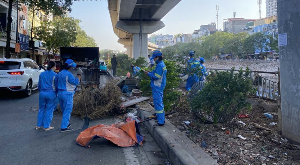 C&ocirc;ng nh&acirc;n vệ sinh m&ocirc;i trường tiến h&agrave;nh dọn dẹp vệ sinh m&ocirc;i trường tr&ecirc;n địa b&agrave;n phục vụ Tết Dương lịch.