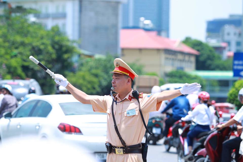 Ph&ograve;ng CSGT (C&ocirc;ng an TP H&agrave; Nội) triển khai cao điểm bảo đảm TTATGT cho học sinh tr&ecirc;n địa b&agrave;n.