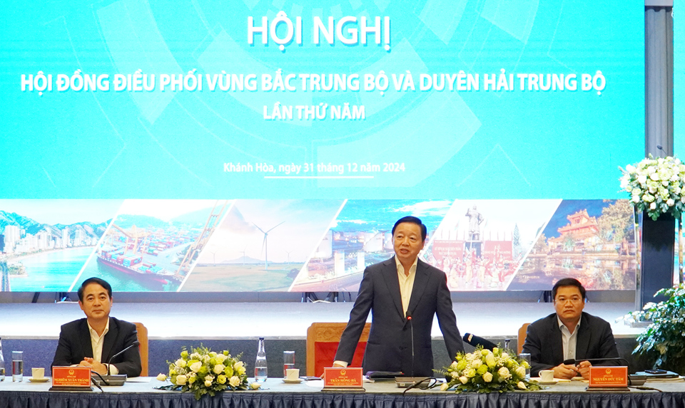 Ph&oacute; Thủ tướng Ch&iacute;nh phủ Trần Hồng H&agrave; - Chủ tịch Hội đồng điều phối v&ugrave;ng Bắc Trung Bộ v&agrave; duy&ecirc;n hải Trung Bộ chủ tr&igrave; Hội nghị. Ảnh: Trung Nh&acirc;n.