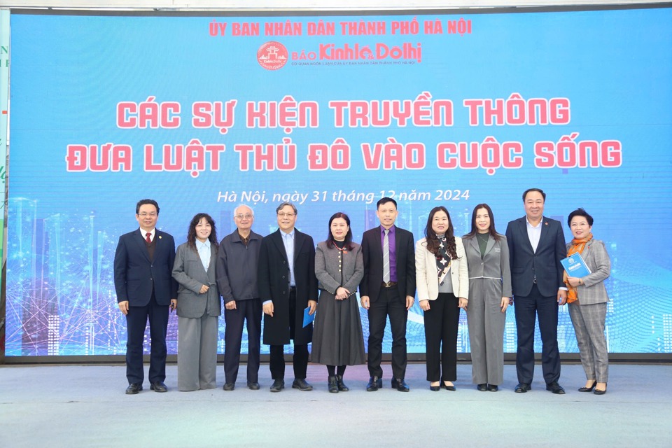 C&aacute;c đại biểu chụp ảnh lưu niệm tại cuộc khởi động c&aacute;c sự kiện truyền th&ocirc;ng đưa Luật Thủ đ&ocirc; v&agrave;o cuộc sống do B&aacute;o Kinh tế &amp; Đ&ocirc; thị tổ chức, ng&agrave;y 31/12/2024, tại Phố S&aacute;ch H&agrave; Nội