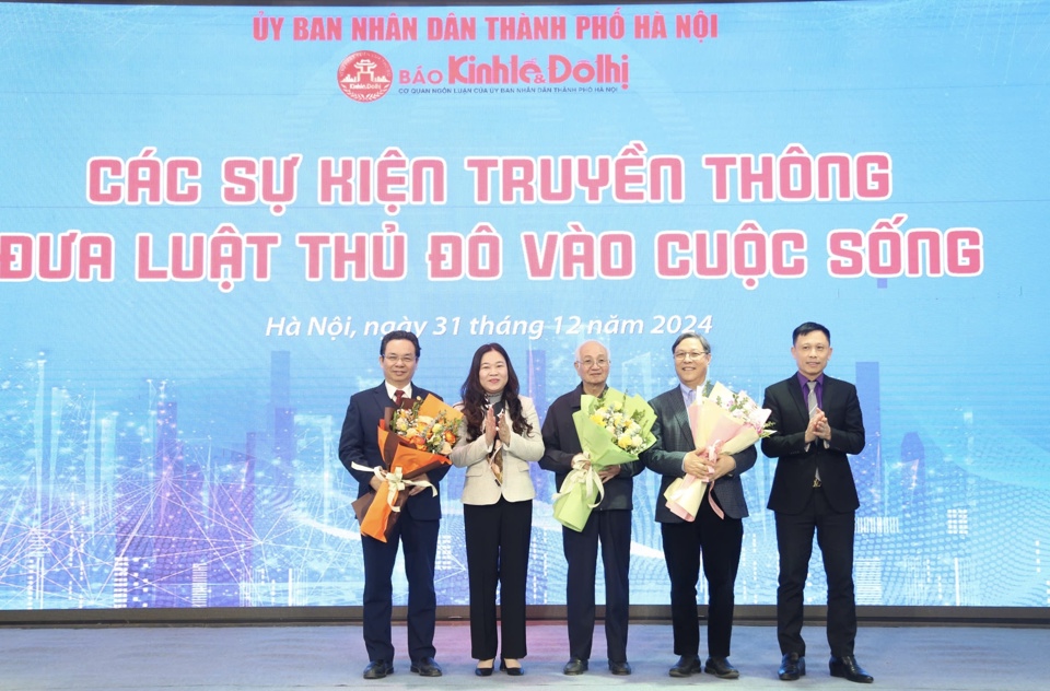 Tổng Bi&ecirc;n tập B&aacute;o Kinh tế &amp; Đ&ocirc; thị Nguyễn Th&agrave;nh Lợi v&agrave; Ph&oacute; Gi&aacute;m đốc Sở Tư ph&aacute;p H&agrave; Nội Phạm Thị Thanh Hương tặng hoa c&aacute;c diễn giả