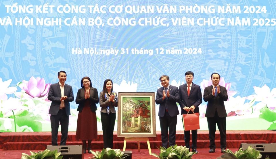 L&atilde;nh đạo&nbsp;Văn ph&ograve;ng Ch&iacute;nh phủ ch&uacute;c mừng&nbsp;Văn ph&ograve;ng UBND TP H&agrave; Nội đ&atilde; ho&agrave;n th&agrave;nh xuất sắc nhiệm vụ năm 2024