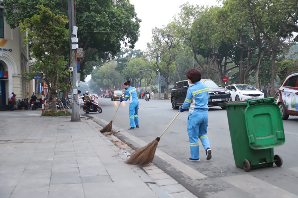 Những ng&agrave;y cuối năm 2024, C&ocirc;ng ty TNHH MTV M&ocirc;i trường Đ&ocirc; thị H&agrave; Nội - Chi nh&aacute;nh Ho&agrave;n Kiếm (Urenco Ho&agrave;n Kiếm) li&ecirc;n tục tăng cường c&ocirc;ng nh&acirc;n, phương tiện m&aacute;y m&oacute;c tổng vệ sinh c&aacute;c tuyến đường, nhặt r&aacute;c tại c&aacute;c vườn hoa, gốc c&acirc;y... &nbsp;