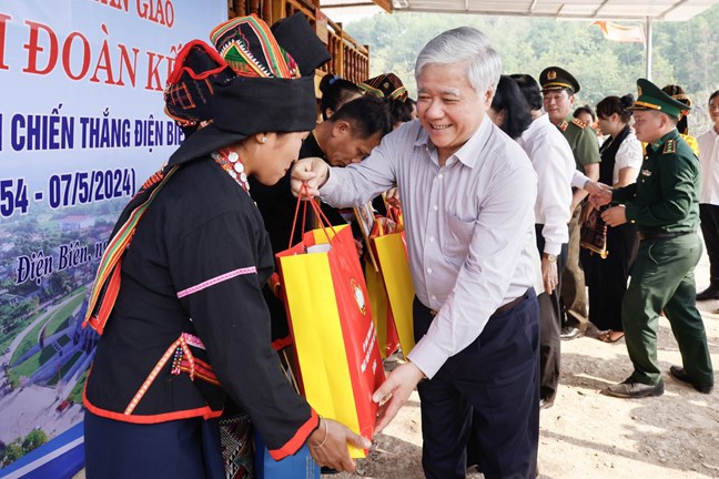 Chủ tịch Ủy ban Trung ương Mặt trận Tổ quốc Việt Nam Đỗ Văn Chiến trao qu&agrave; cho c&aacute;c gia đ&igrave;nh&nbsp;hộ ngh&egrave;o, hộ cận ngh&egrave;o tại Bản Co Pục, x&atilde; Hua Thanh, huyện Điện Bi&ecirc;n