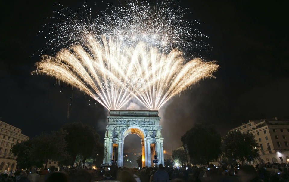 &ldquo;Th&agrave;nh phố &Aacute;nh s&aacute;ng&rdquo; Paris ch&agrave;o đ&oacute;n năm mới bằng c&aacute;c m&agrave;n tr&igrave;nh diễn &aacute;nh s&aacute;ng v&agrave; ph&aacute;o hoa lộng lẫy. Ảnh: Paris Perfect