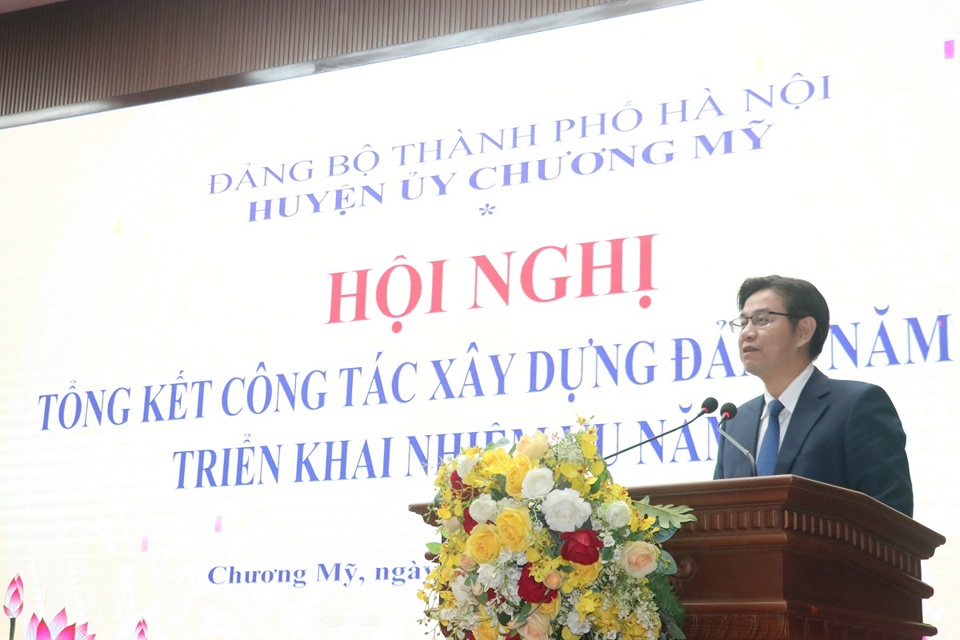 B&iacute; thư huyện ủy Chương Mỹ Nguyễn Văn Thắng ph&aacute;t biểu tại hội nghị.