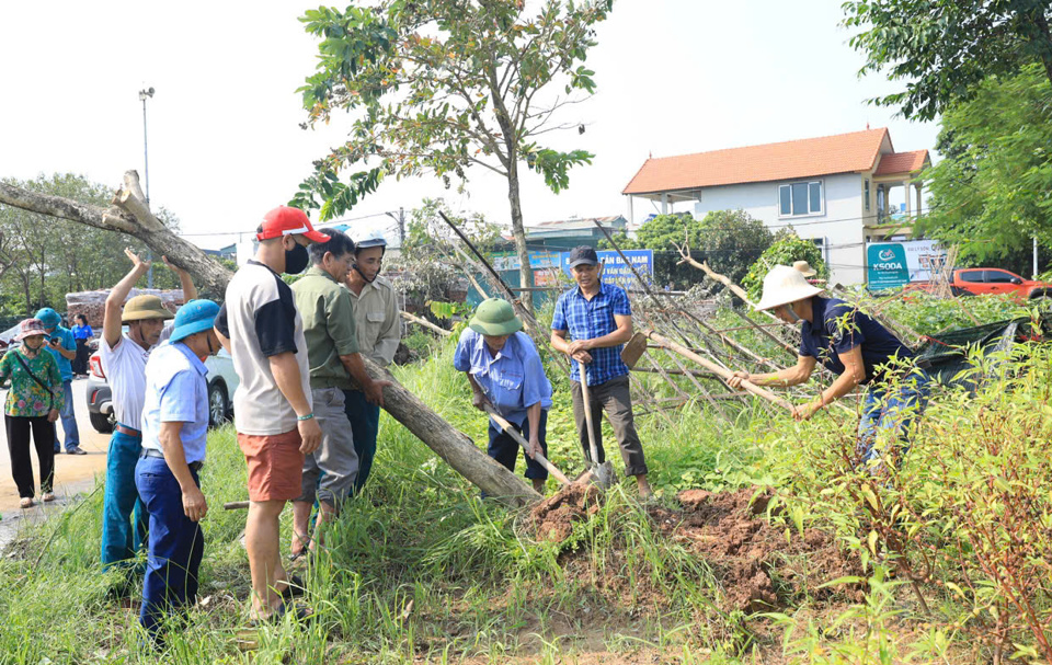 Người d&acirc;n huyện Ho&agrave;i Đức dọn dẹp m&ocirc;i trường sau b&atilde;o Yagi (ảnh tư liệu).