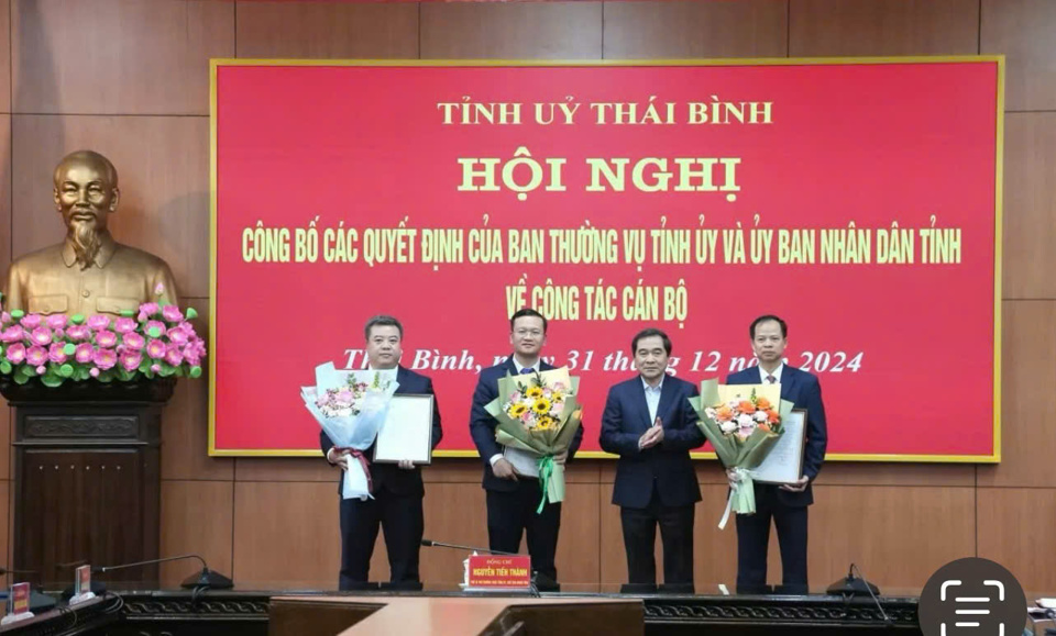 &Ocirc;ng Nguyễn Tiến Th&agrave;nh, Ph&oacute; B&iacute; thư Thường trực Tỉnh ủy, Chủ tịch HĐND tỉnh Th&aacute;i B&igrave;nh trao c&aacute;c quyết định điều động, bổ nhiệm v&agrave; tặng hoa ch&uacute;c mừng. Ảnh: HG